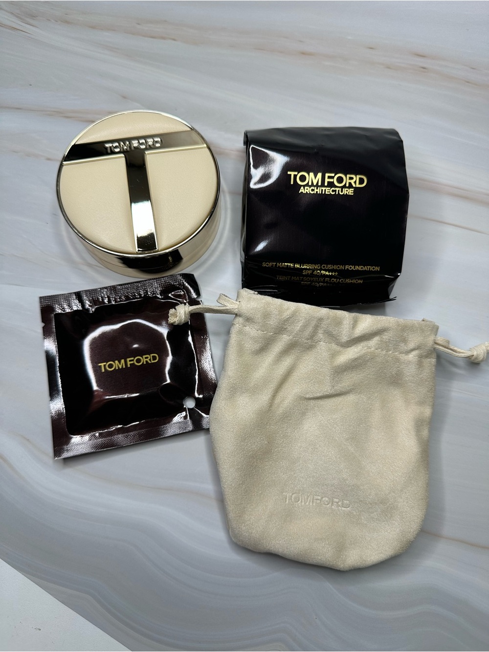 Tom Ford Architecture Soft Matte Blurring Cushion 0.6 Sand Case + Refill - Picture 2 of 4